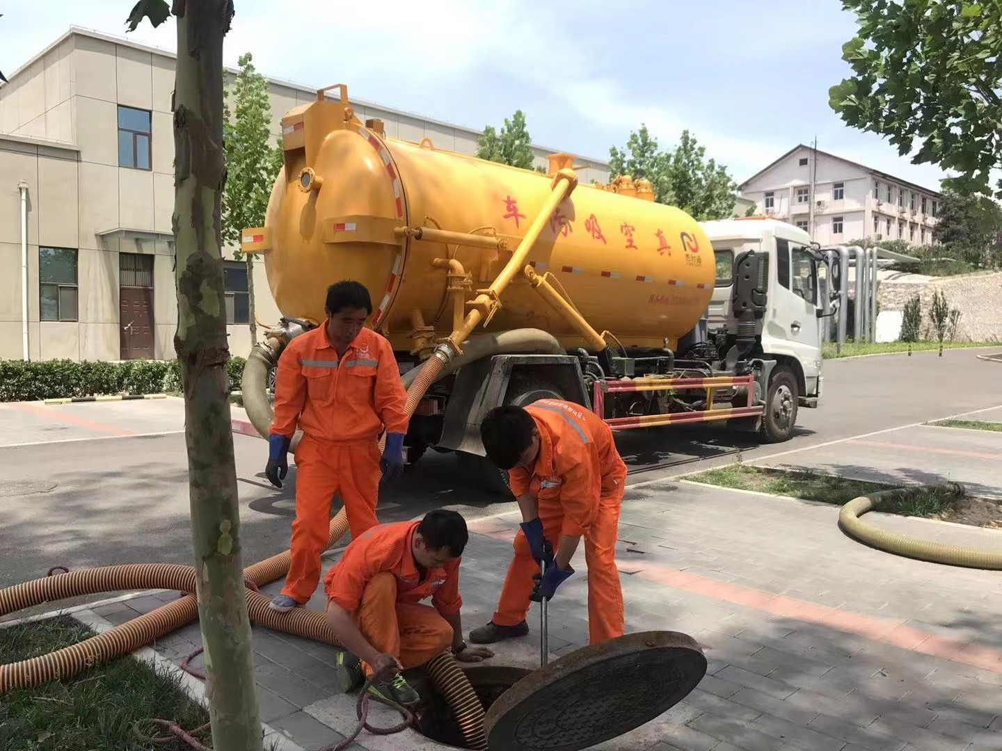 东港管道疏通车停在窨井附近