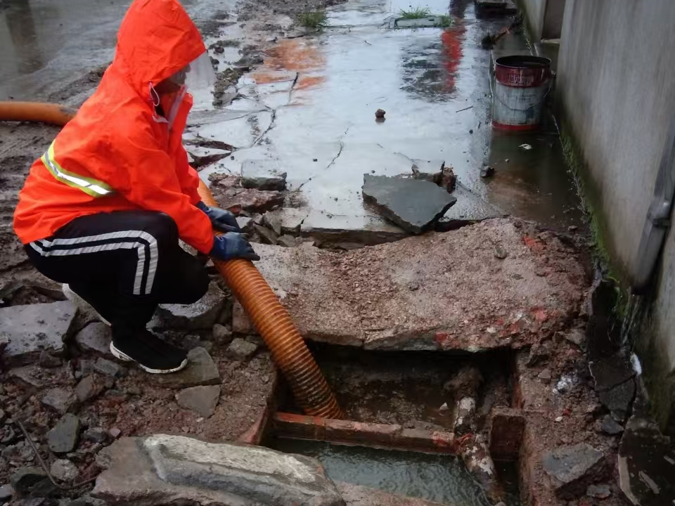 东港专业清理污水池 炜誉市政以规范流程守护城市 “肠道”