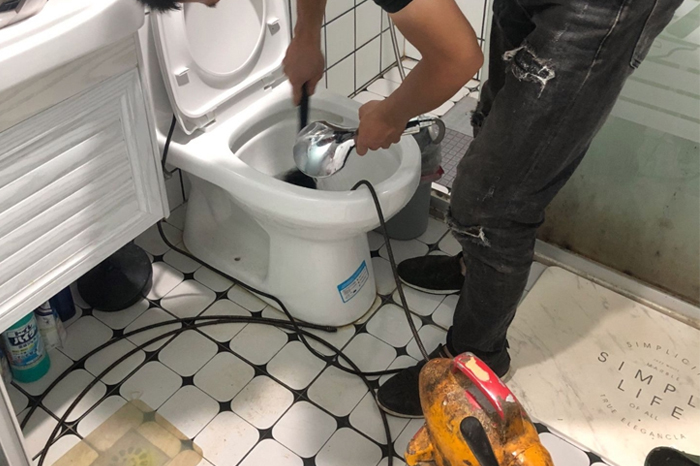 东港马桶堵塞自己疏通还是找师傅?专业上门服务让你省时更省心